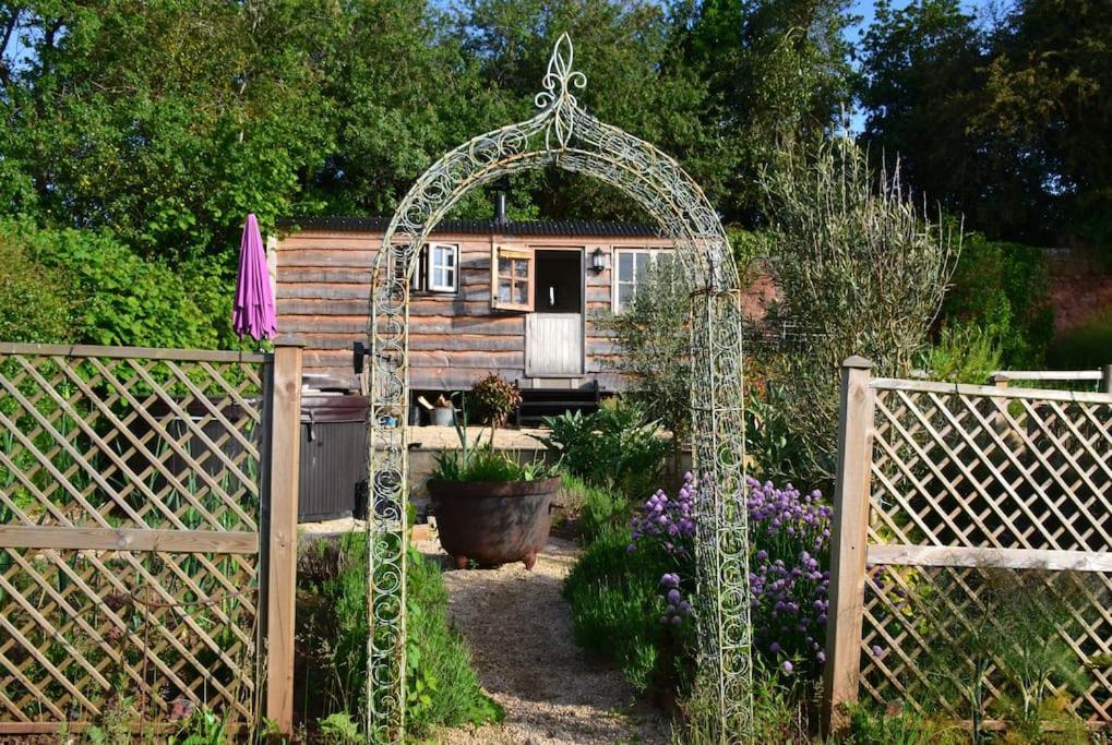 Luxury, Rural Shepherds Hut With Hot Tub Nr Bath Bristol Dış mekan fotoğraf