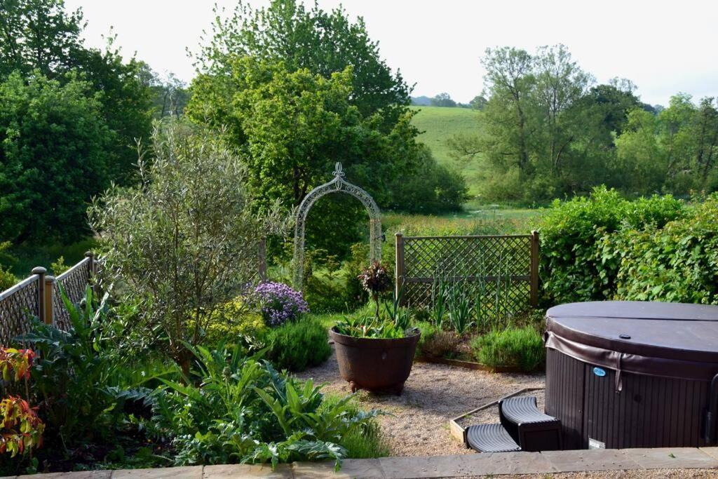 Luxury, Rural Shepherds Hut With Hot Tub Nr Bath Bristol Dış mekan fotoğraf
