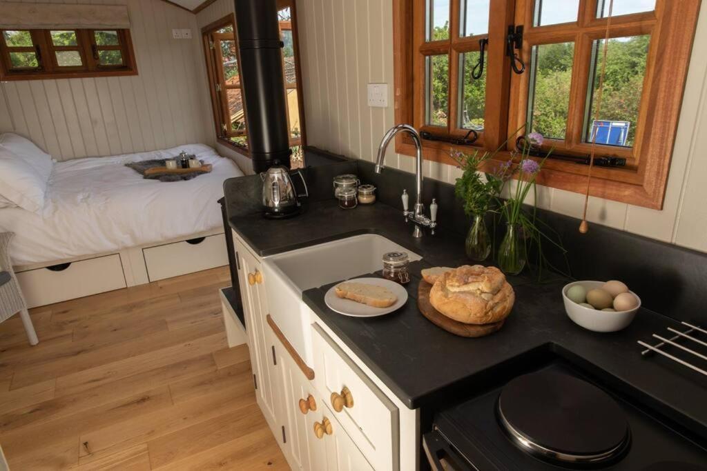 Luxury, Rural Shepherds Hut With Hot Tub Nr Bath Bristol Dış mekan fotoğraf