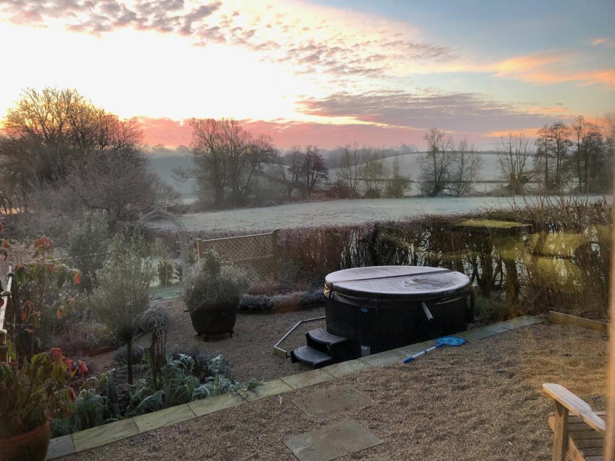 Luxury, Rural Shepherds Hut With Hot Tub Nr Bath Bristol Dış mekan fotoğraf